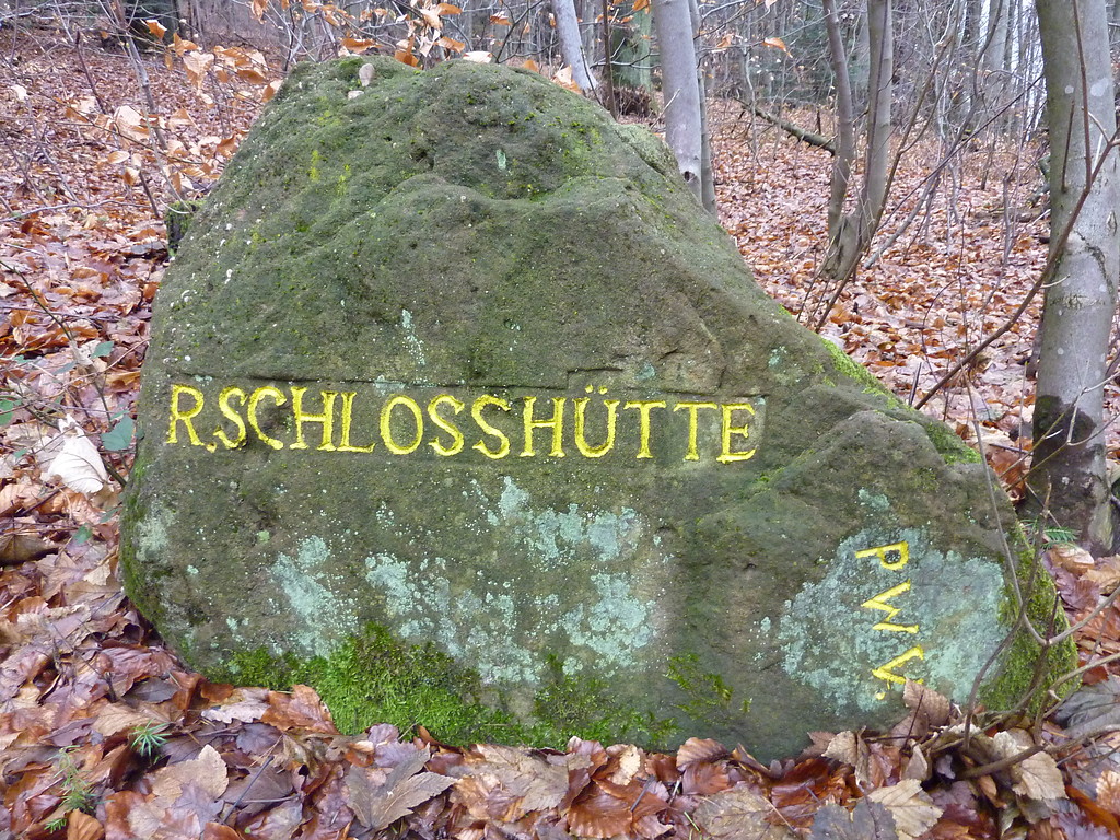 Ritterstein Nr. 15 R. Schlosshütte nördlich der Burgruine Guttenberg (2012)