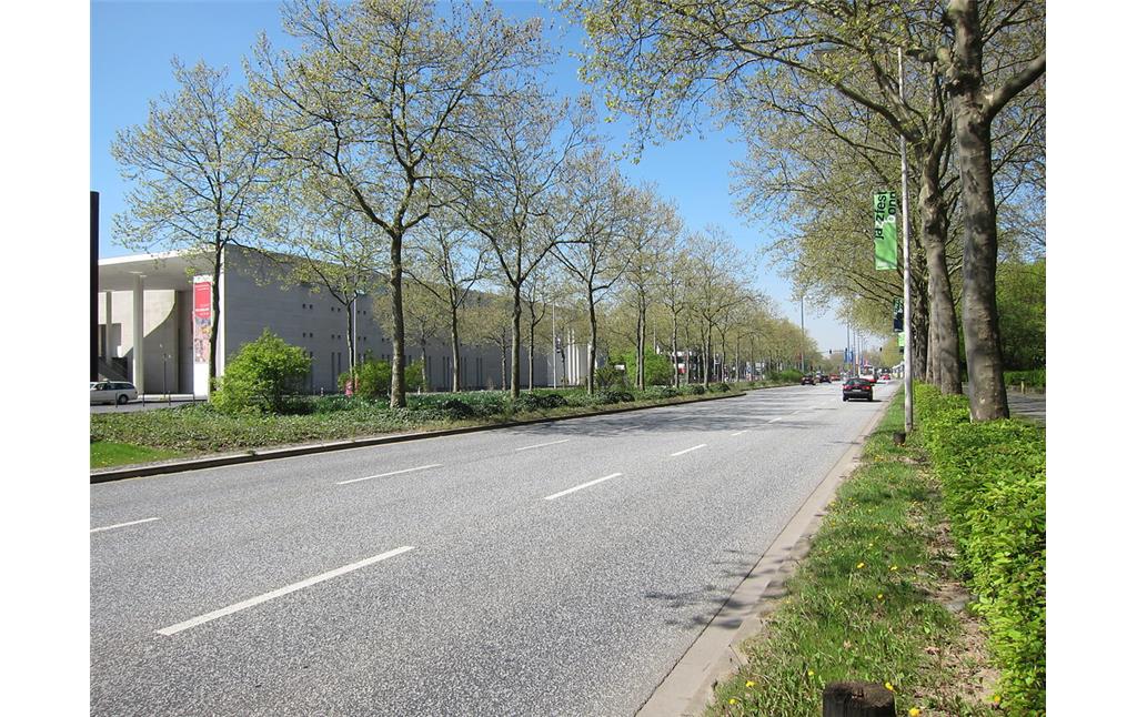 Die Friedrich-Ebert-Allee im Bonner Regierungsviertel auf der Höhe der Kunstmuseen mit Blickrichtung Norden (2015).