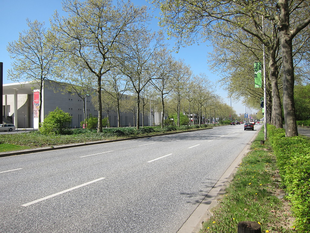 Die Friedrich-Ebert-Allee im Bonner Regierungsviertel auf der Höhe der Kunstmuseen mit Blickrichtung Norden (2015).