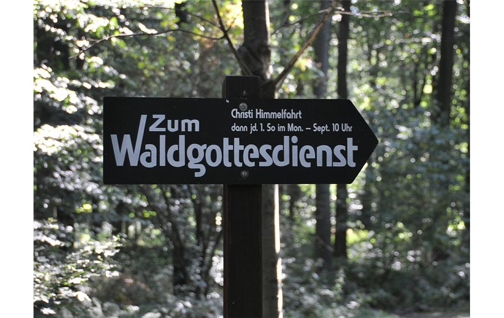 Wegweiser zum Gottesdienstplatz im Duisburger Stadtwald (2016).