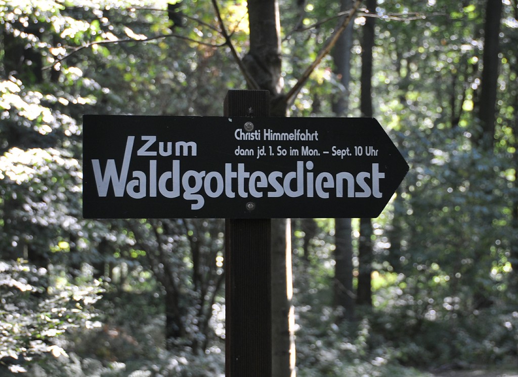 Wegweiser zum Gottesdienstplatz im Duisburger Stadtwald (2016).