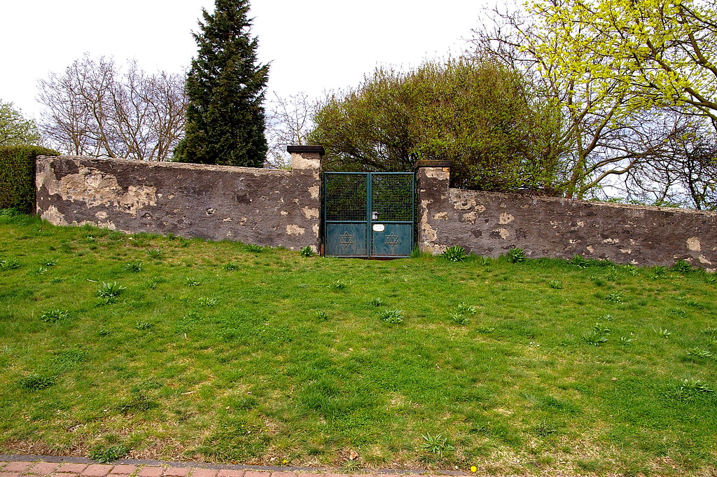 Jüdischer Friedhof in Niedermendig, Eingangsbereich mit Mauer und Pforte (2009).