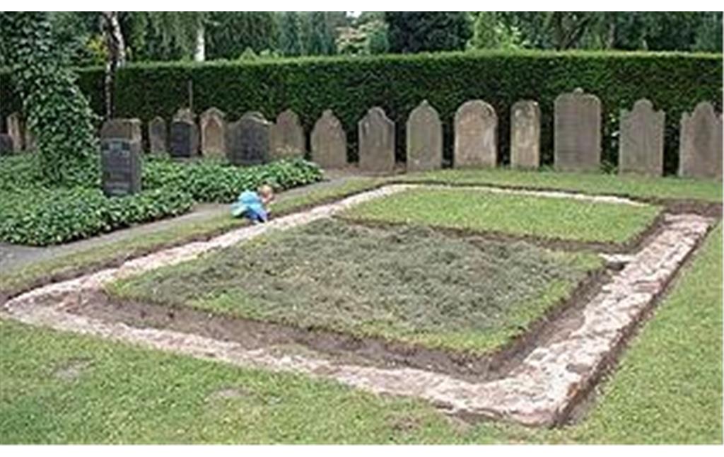 Das im Jahr 2000 freigelegte Fundament der Trauerhalle (oder Taharahaus) auf dem jüdischen Friedhof auf dem Parkfriedhof.