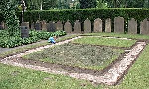 Das im Jahr 2000 freigelegte Fundament der Trauerhalle (oder Taharahaus) auf dem jüdischen Friedhof auf dem Parkfriedhof.