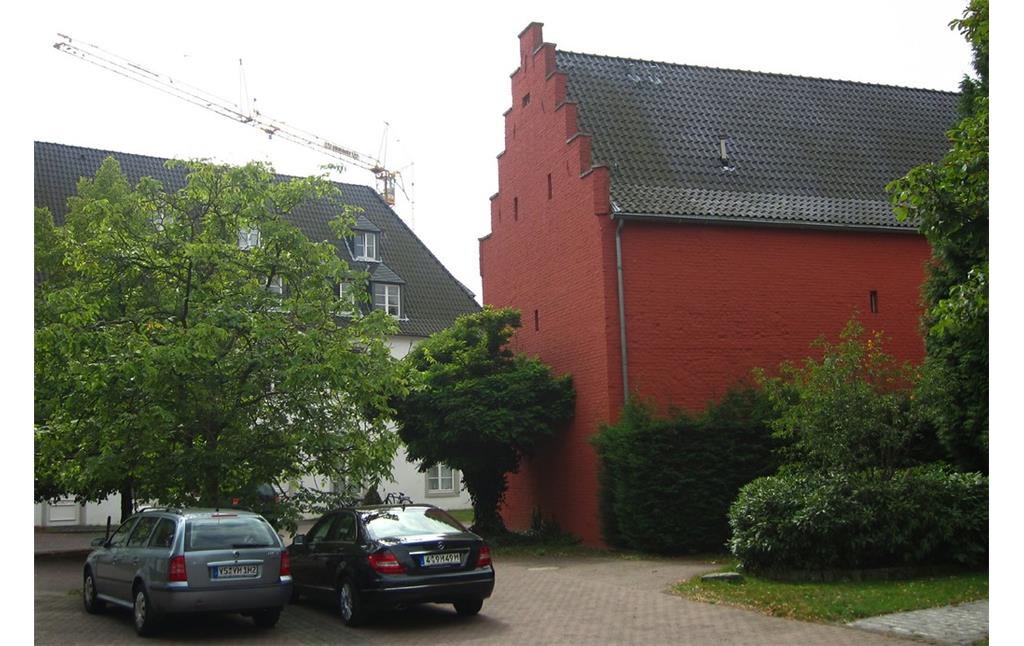 Ehemalige, heute als Wohnhäuser genutzte Klostergebäude im Hof der ehemaligen Benediktinerinnenabtei Königsdorf in Frechen (2013).