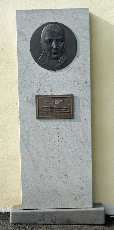 Eine Stele mit einem Porträt von Leonhard Stroof und eine Erinnerungstafel an den ersten Bürgermeister Vilichs (2014)