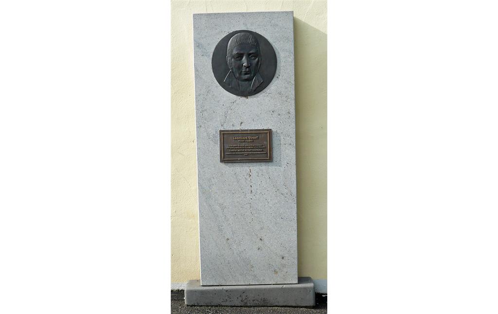 Eine Stele mit einem Porträt von Leonhard Stroof und eine Erinnerungstafel an den ersten Bürgermeister Vilichs (2014)