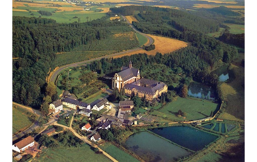 Luftbild des gesamten Klosters Himmerod mit den Wirtschaftsgebäuden und den Fischteichen im Salmtal (2013).