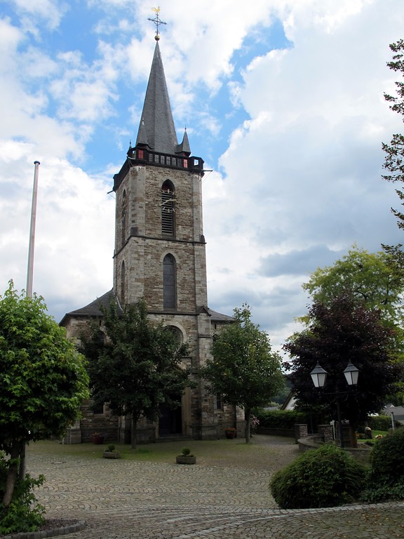 Pfarrkirche St. Antonius, Ansicht über den Dorfplatz in Oberlahr (2014).