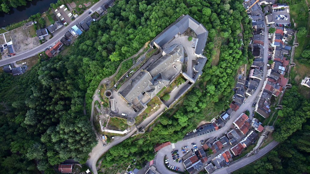 Luftaufnahme der Burg Vianden im gleichnamigen Ort in Luxemburg (2017)
