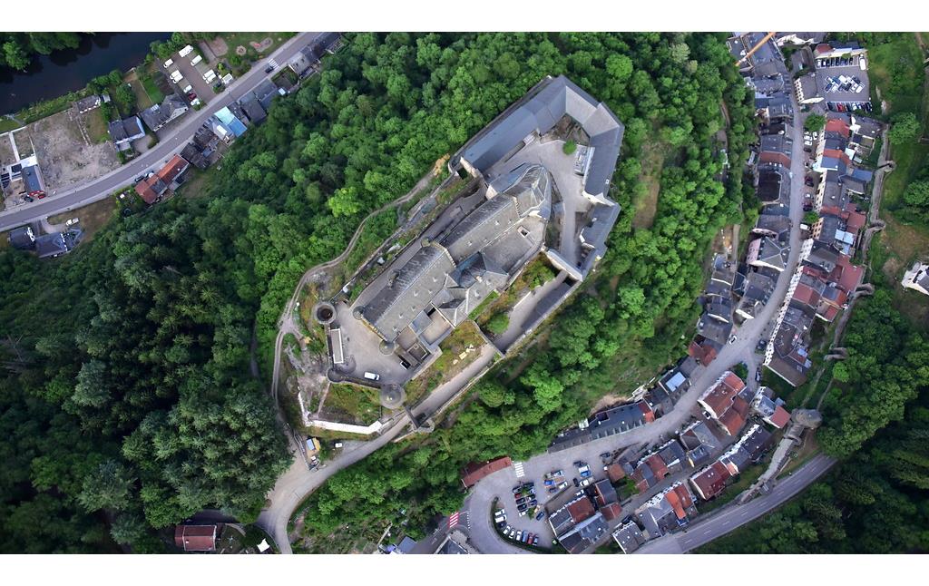 Luftaufnahme der Burg Vianden im gleichnamigen Ort in Luxemburg (2017)