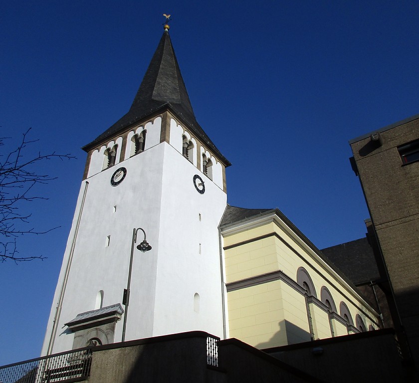 Kirchturm und Gebäude der Pfarrkirche St. Johannes in Sieglar (2017).