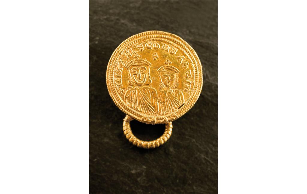 Goldene Münzfibel des byzantinischen Kaisers Theophilos, gefunden in Haithabu