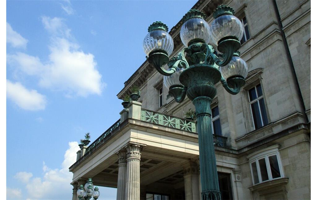 Portal und Balkon des Großen Hauses der Villa Hügel in Essen-Bredeney (2023).