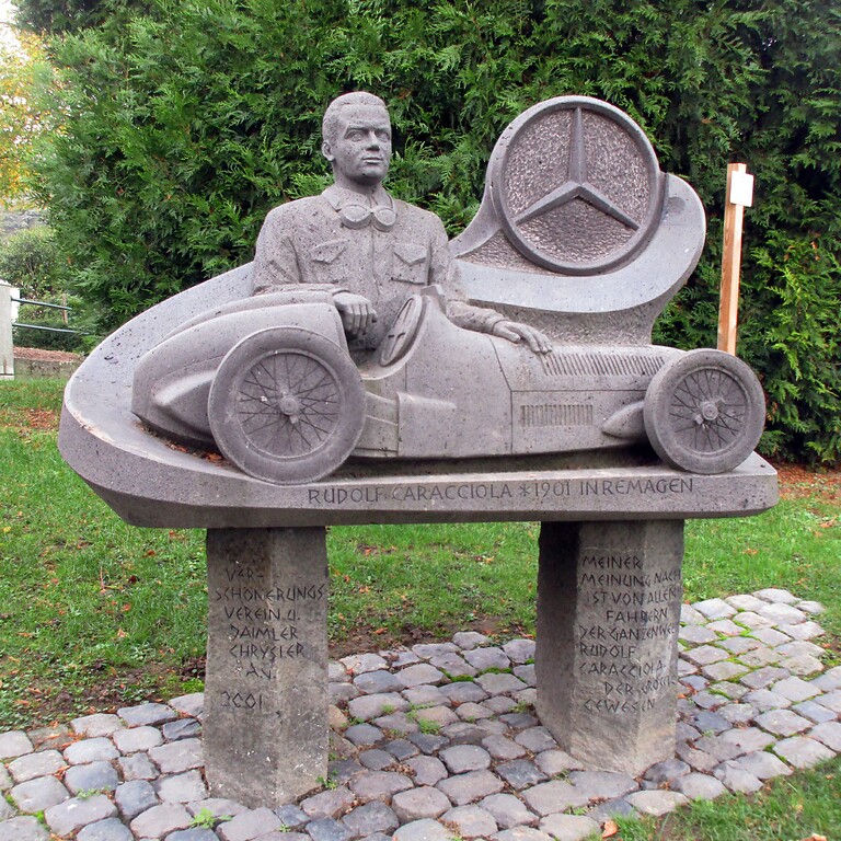 Das Caracciola-Denkmal in Remagen, das an den von hier stammenden Rennfahrer Rudolf Caracciola (1901-1959) erinnert (2020).