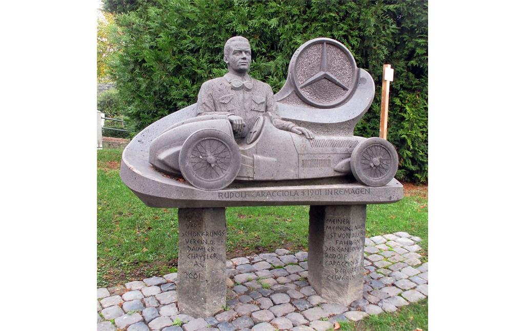 Das Caracciola-Denkmal in Remagen, das an den von hier stammenden Rennfahrer Rudolf Caracciola (1901-1959) erinnert (2020).