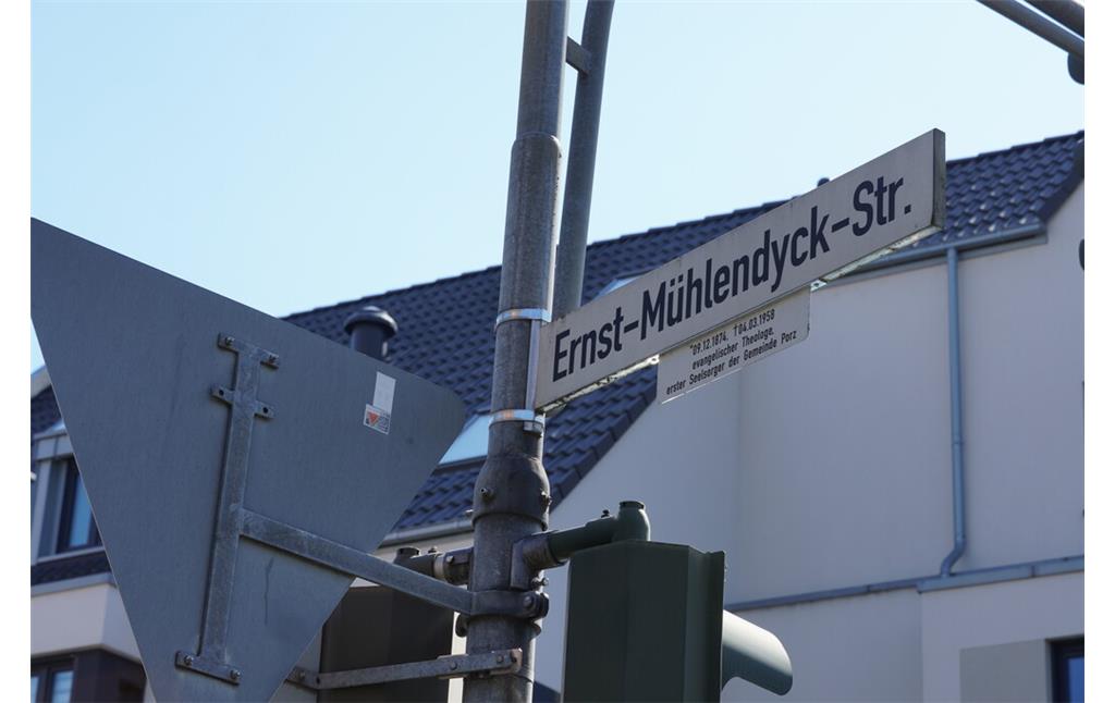 Das Straßenschild der Ernst-Mühlendyck-Straße in Porz (2023).