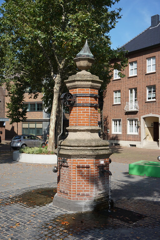 Rees. Rekonstruierter Brunnen auf dem Marktplatz (Standort belegt seit dem 16. Jh.) (2021)