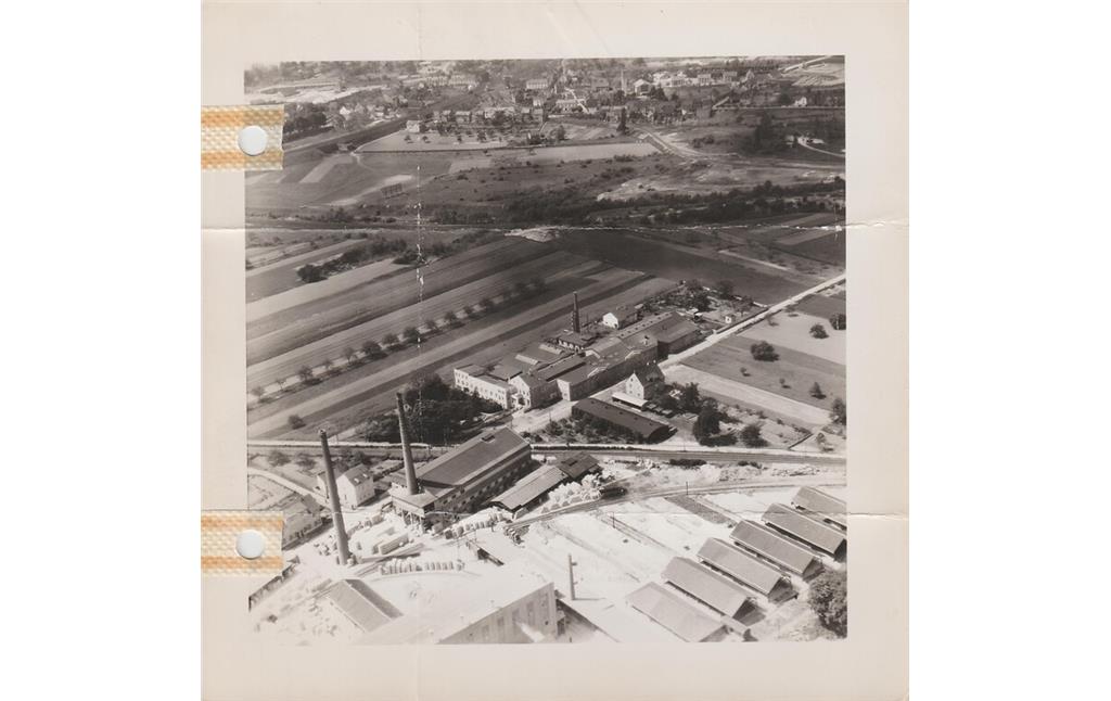 Historische Luftaufnahme der Firmengebäude Feld & Hahn aus östlicher Richtung (1950er/1960er Jahre)