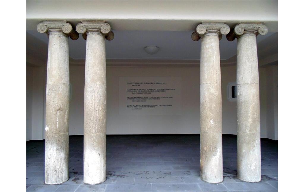 Vorgelagerte Säulen eines überdachten Raumes im Innenhof von Schloss Deichmannsaue (2020)