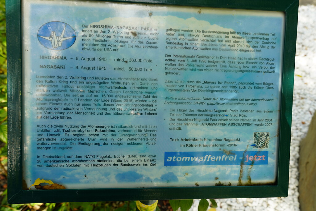 Informationsschild am Gedenkstein im Hiroshima-Nagasaki-Park in Köln-Neustadt-Süd (2021).