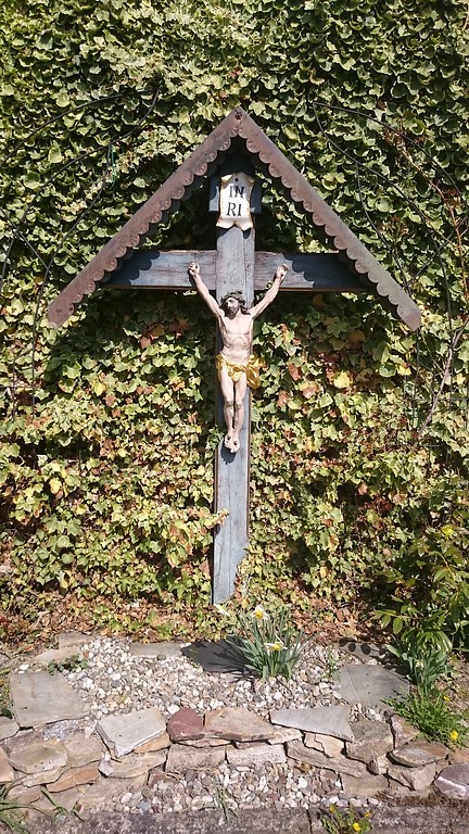 Frontansicht des Kreuzes an der katholischen Kirche in Seibersbach (2017)
