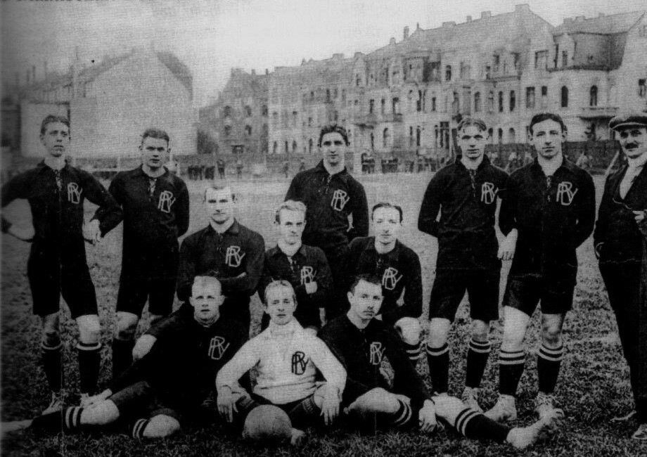 Historische Aufnahme der ersten Mannschaft des Bonner Fußball-Vereins e.V. (BFV) im Jahr 1908.