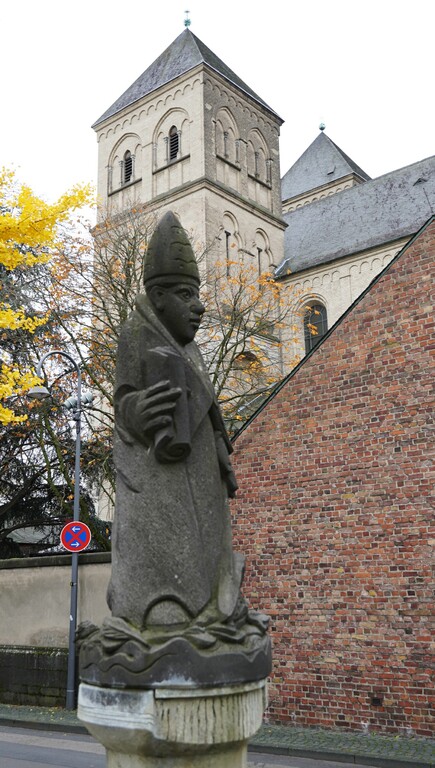Die den Heiligen Clemens von Rom darstellende Figur auf dem St. Clemensbrunnen in der Kunibertsklostergasse am Kunibertstift in Köln-Altstadt-Nord (2023).