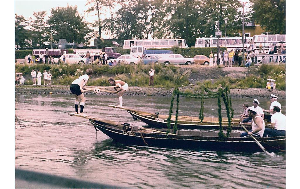 Niersteiner Schiffer beim traditionellen Schifferstechen auf dem Rhein (1970er Jahre)