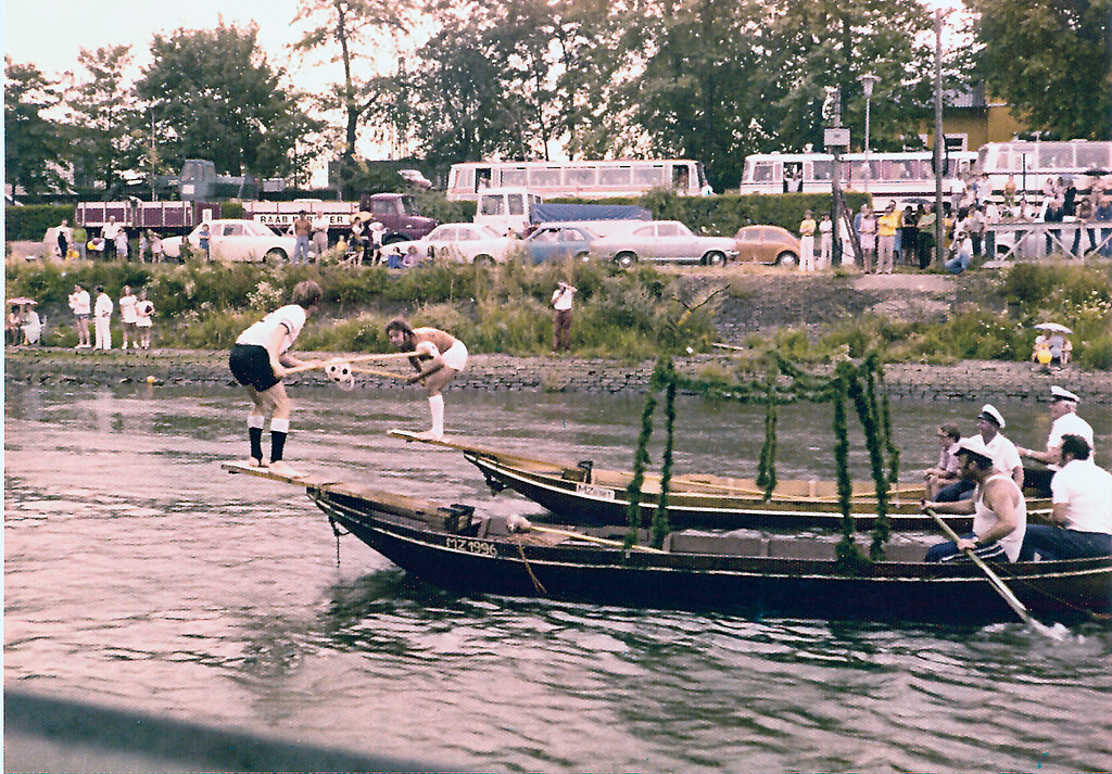 Niersteiner Schiffer beim traditionellen Schifferstechen auf dem Rhein (1970er Jahre)