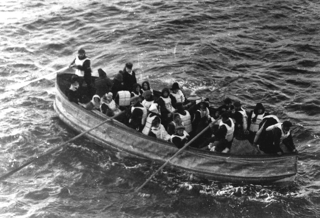 Rettungsboot mit Überlebenden der gesunkenen RMS Titanic, aufgenommen am 15. April 1912 von einem Passagier der zur Hilfe geeilten RMS Carpathia.
