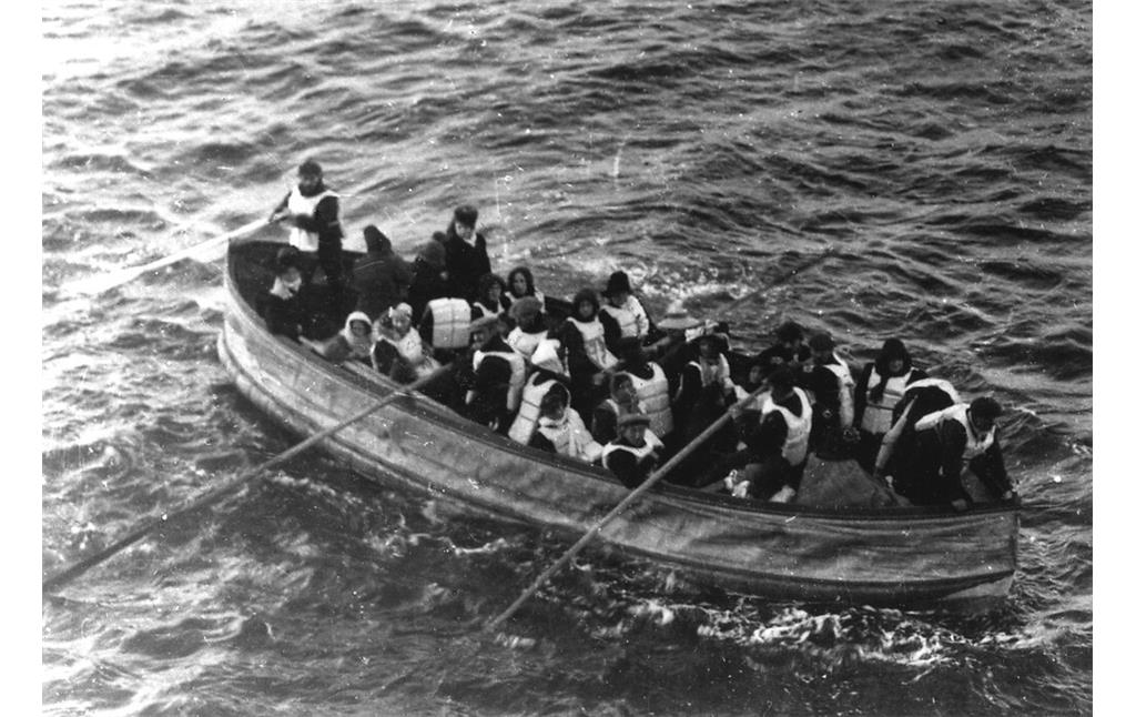 Rettungsboot mit Überlebenden der gesunkenen RMS Titanic, aufgenommen am 15. April 1912 von einem Passagier der zur Hilfe geeilten RMS Carpathia.