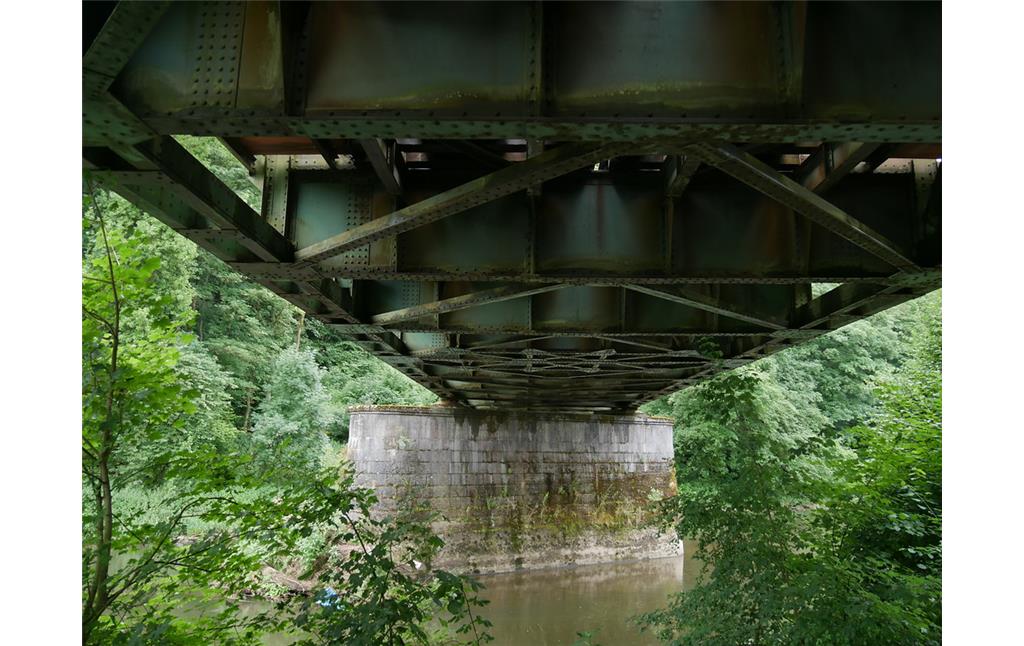 Unterseite und Pfeiler der Eisenbahnbrücke bei Runkel (2017)