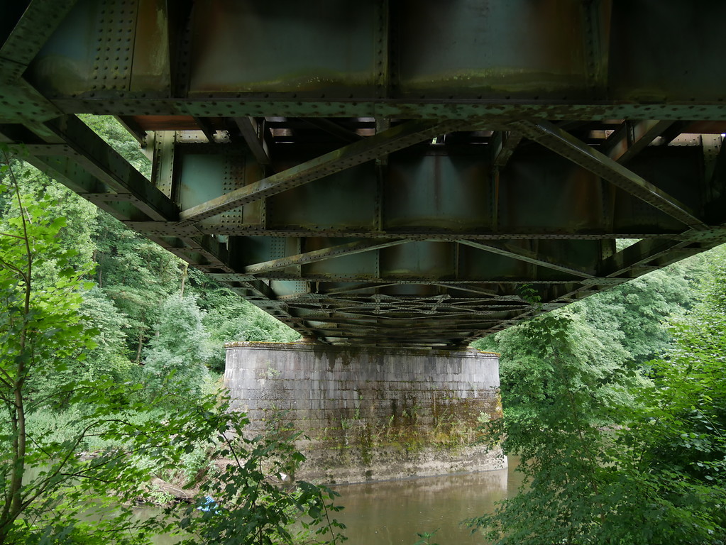 Unterseite und Pfeiler der Eisenbahnbrücke bei Runkel (2017)