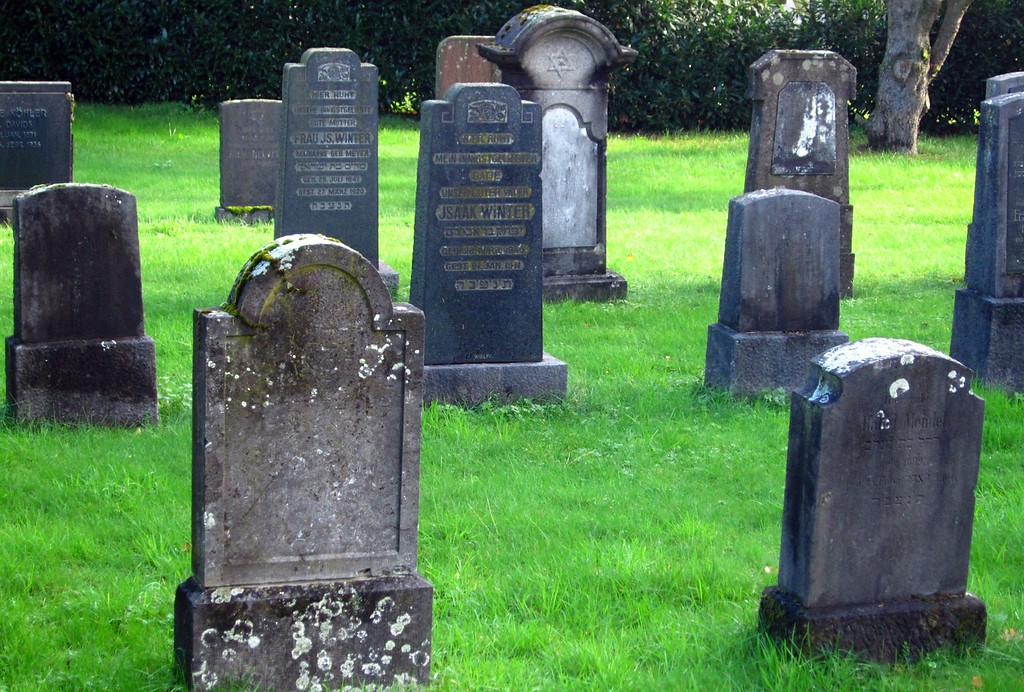 Grabmale auf dem jüdischen Friedhof am Strathhof in Krefeld-Hüls (2014).
