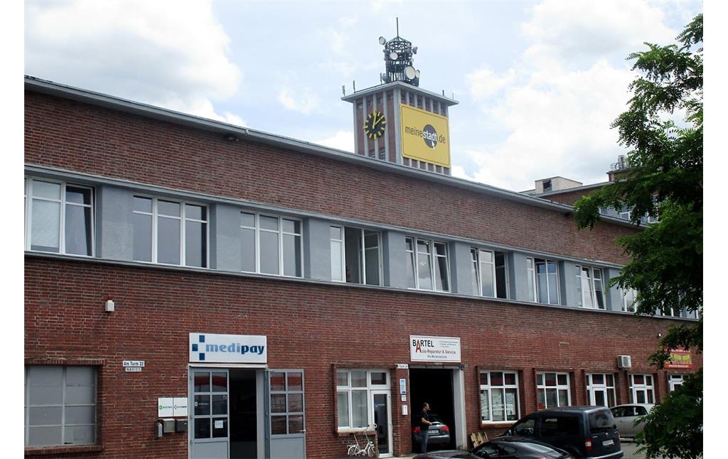 Jüngere Gewerbebetriebe im früheren Zentralgebäude der Zellwolle-Werke "Phrix" der Rheinischen Zellwolle AG (2016).