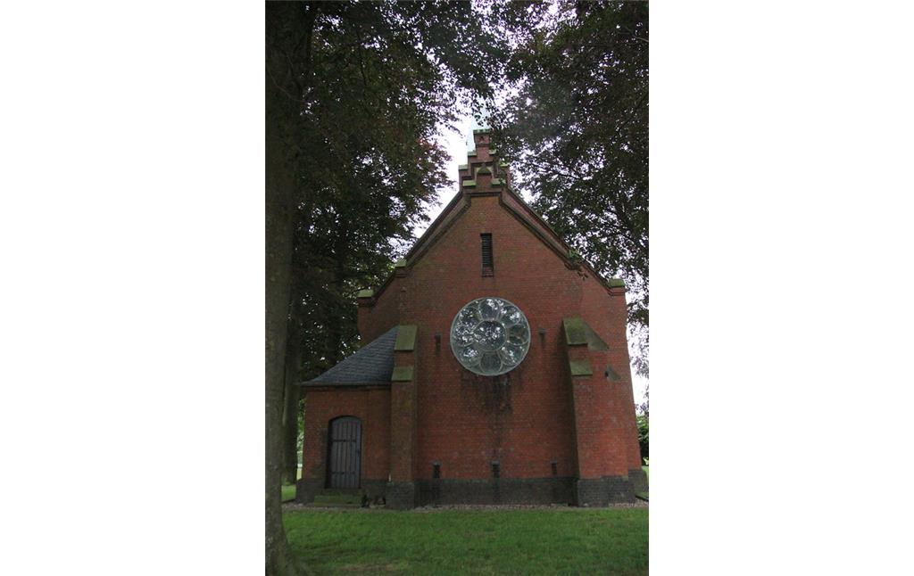 Die Rückseite der evangelischen Kirche von Kalkar-Neulouisendorf mit dem Chorraum (2015).