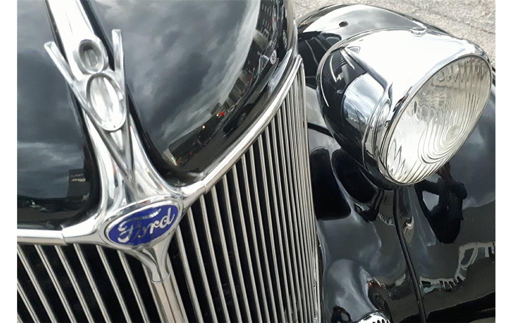 Das vor der NS-Zeit und dann wieder ab 1968 verwendete Emblem der "Ford-Pflaume" an der Front eines zwischen 1932 und 1940 produzierten Ford V8 (2019).