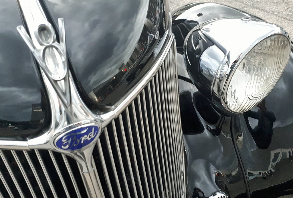 Das vor der NS-Zeit und dann wieder ab 1968 verwendete Emblem der "Ford-Pflaume" an der Front eines zwischen 1932 und 1940 produzierten Ford V8 (2019).