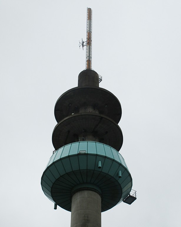 Der Turmkorb und die Antennenträger des Fernmeldeturmes Pollonius in Köln-Poll (2017).