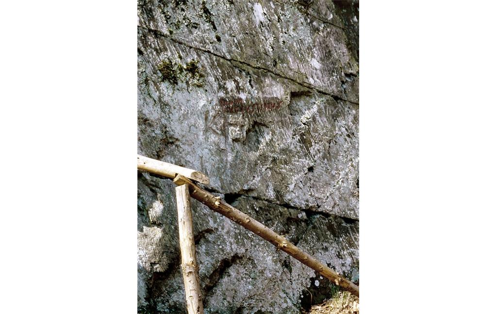 Der Justinusfelsen mit der Inschrift etwa in Bildmitte (2002)