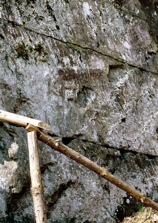 Der Justinusfelsen mit der Inschrift etwa in Bildmitte (2002)