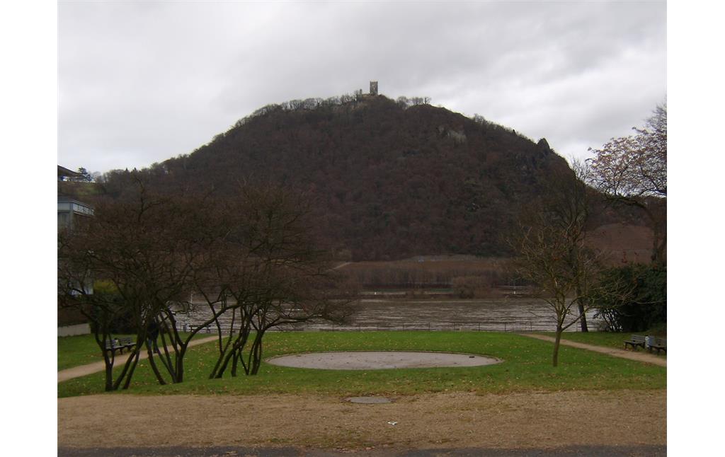 Unterer Teil des Drachensteinparks mit Blick auf den Drachenfels