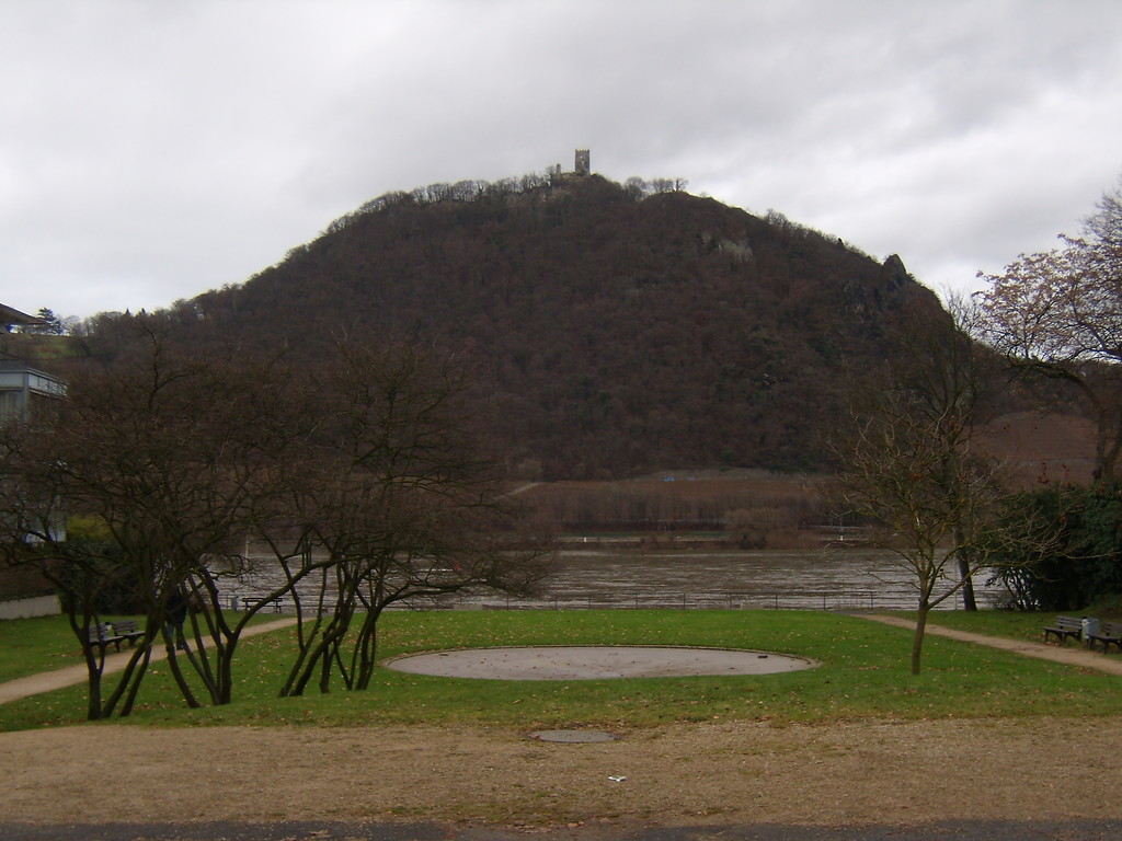Unterer Teil des Drachensteinparks mit Blick auf den Drachenfels