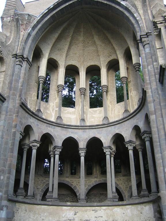 Gewölbe der Chorruine der Abteikirche der Zisterzienserabtei Heisterbach (2005).