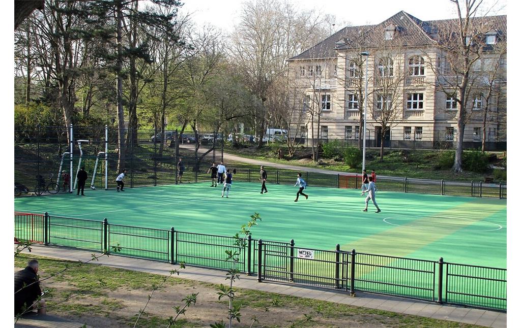 Der Fußball-Bolzplatz am Kölner Friedenspark im Inneren Grüngürtel (2022).