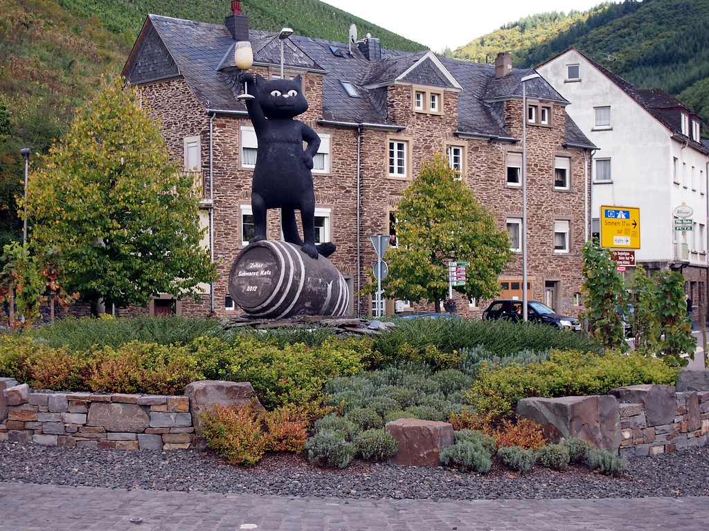 Skulptur der "Zeller Schwarze Katz" auf dem Kreisverkehr in Zell an der Mosel (2015)