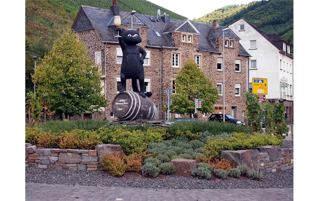 Skulptur der "Zeller Schwarze Katz" auf dem Kreisverkehr in Zell an der Mosel (2015)