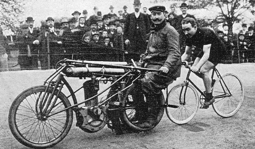 Typische Szene aus einem Radrennen zu Beginn des 20. Jahrhunderts: Der Steher-Rennfahrer Peter Günther hinter seinem Schrittmacher Heinrich Otto (vor 1914).