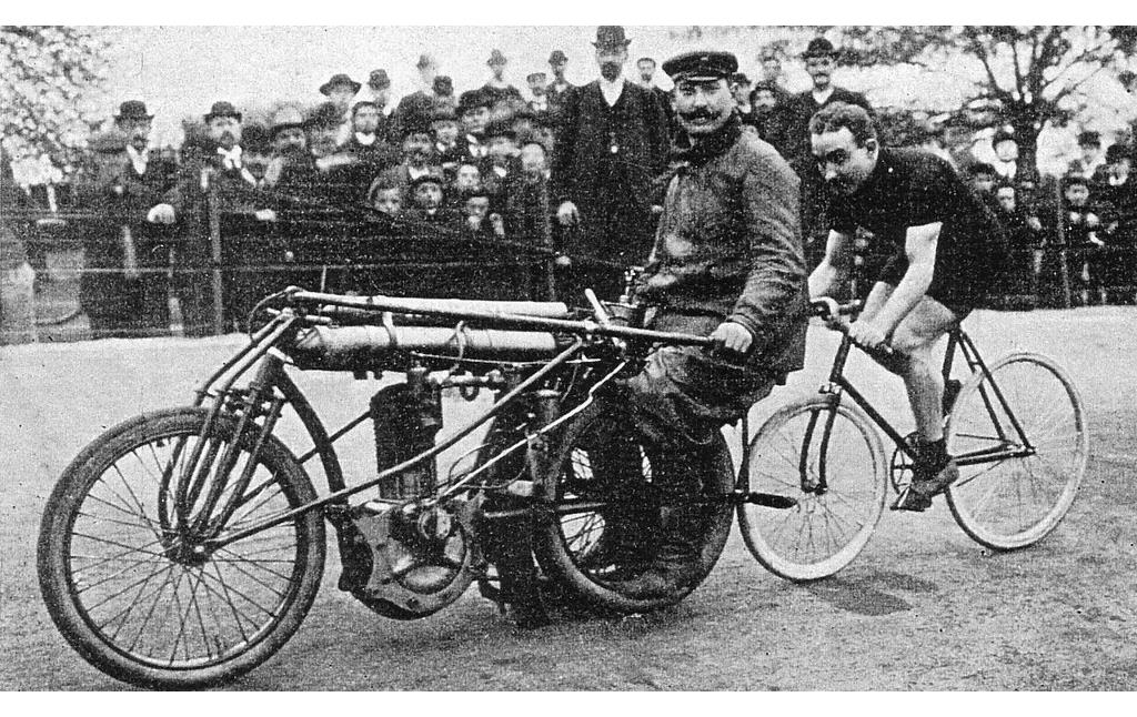 Typische Szene aus einem Radrennen zu Beginn des 20. Jahrhunderts: Der Steher-Rennfahrer Peter Günther hinter seinem Schrittmacher Heinrich Otto (vor 1914).
